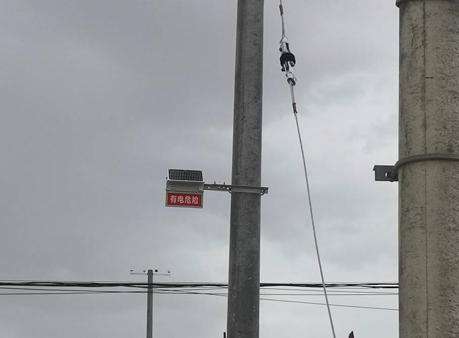 甘肅電力安裝防外破警示牌，為電力防護(hù)增添“保護(hù)傘”