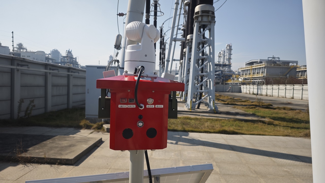 重慶變電站“防鳥衛(wèi)士”：特力康一體化驅(qū)鳥器守護山城電網(wǎng)